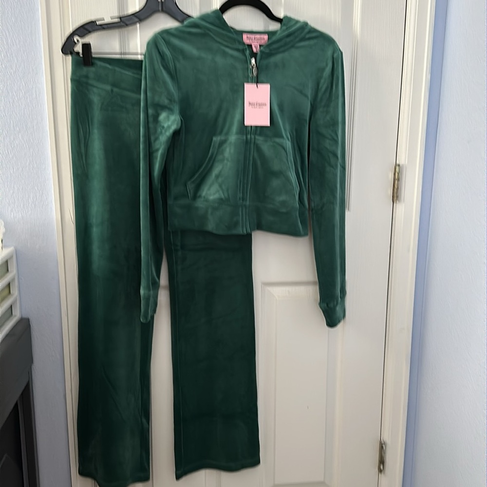 Juicy Couture luxe velour set
Plush, lustrous, midweight, stretchy, fitted